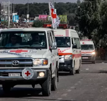 سيارة للصليب الأحمر أثناء مرافقتها لسيارات إسعاف فلسطينية تنقل جرحى من غزة باتجاه مصر.webp