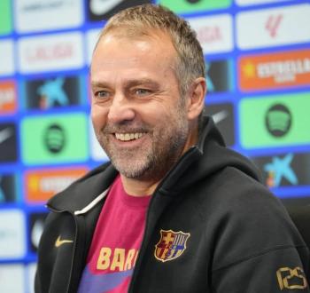 برشلونة يكثف جهوده لضمان حضور هانز فليك في الكلاسيكو