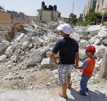 طفلان أمام منزل عائلتهما المدمر في القدس.jpg