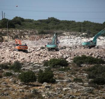 آليات الاحتلال تجرف أراضي فلسطينية