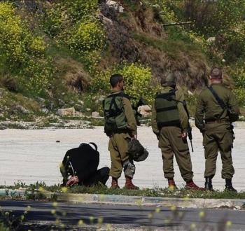 جنود الاحتلال يعتقلون فلسطينيا في الضفة.jpg