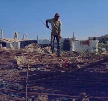 حديد من تحت الرماد.. غزيون يحوّلون أنقاض الحرب لمأوى في خانيونس