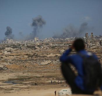 شاب فلسطيني يراقب القصف الإسرائيلي.jpg