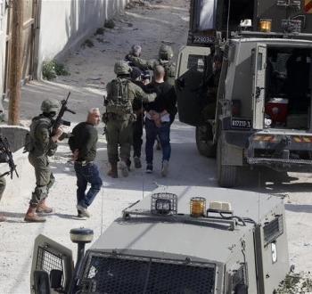 قوات الاحتلال تعتقل عددا من الفلسطينيين بالضفة
