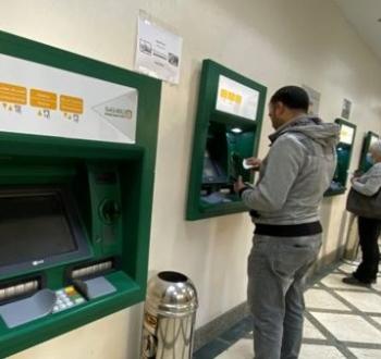 وداعاً لطوابير البنوك: البنك الأهلي يفتح أبواب السحب النقدي خارج فروعه
