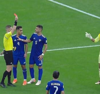 أول حالة طرد في كأس العرب 2025