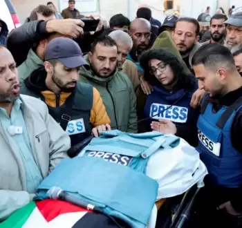 صحفيون يشيّعون زميلهم الصحفي الفلسطيني أحمد اللوح.webp