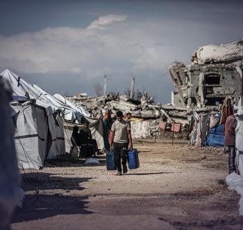 فلسطينيون في منطقة المغراقة وسط قطاع غزة  يعانون من أضرار لحقت بخيامهم بسبب الأمطار5.jpg