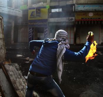 شاب فلسطيني يلقي مولوتوف.jpeg