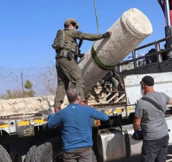 سرقة أعمدة حجرية في رام الله