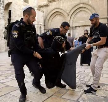 جنود يعتدون على رجل دين مسيحي في القدس