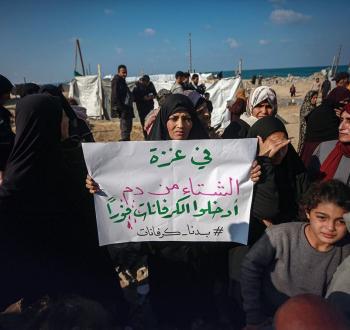 نازحون غزيون يحتجون لا نريد خيامًا تحت المطر (1).jpg