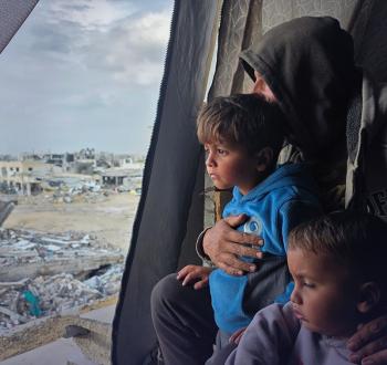 عائلة فلسطينية تحتمي من البرد بخيمة فوق منزلها المدمر في خان يونس6.jpg