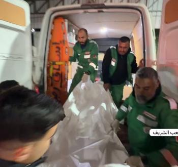 نقل شهداء من مجزرة مدرسة في حي التفاح4.jpg