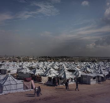 فلسطينيون في منطقة المغراقة وسط قطاع غزة  يعانون من أضرار لحقت بخيامهم بسبب الأمطار2.jpg