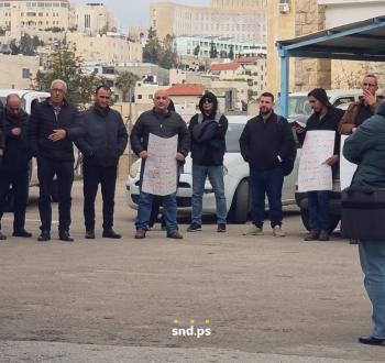 موظفو  أونروا  ينظمون وقفة احتجاجية أمام مقر الوكالة بالخليل