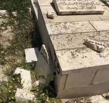 تحطيم شواهد قبور