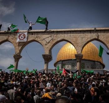 تظاهرة ورفع أعلام فلسطين وحماس في الأقصى.jpg
