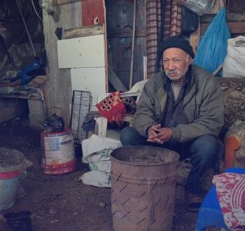 النازح محمد تركمان من مخيم طولكرم يواجه ظروفا معيشية قاسية في خيمته
