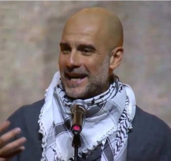 غوارديولا يرتدي الكوفيةو يعلن دعمه لفلسطين!