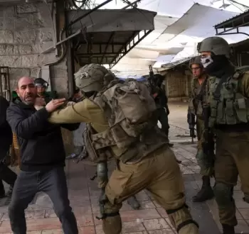 جنود الاحتلال يعتدون على مواطن فلسطيني في الضفة المحتلة.webp