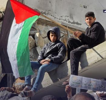 وقفة تضامنية في مخيم المغازي وسط قطاع غزة للمطالبة بمعدات إزالة الأنقاض ومساكن آمنة