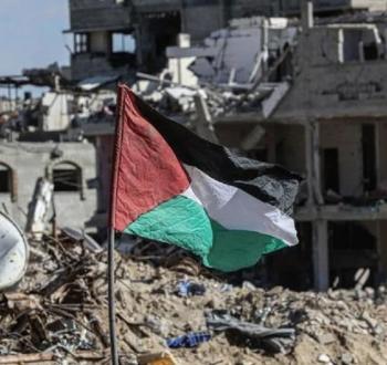 علم فلسطين وسط الدمار في غزة.jpg