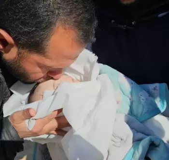 فلسطيني يودع طفله الرضيع في غزة.webp