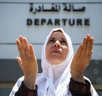 حاجة فلسطينية خلال مغادرة معبر رفح.jpg