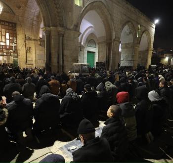 70 ألف مصلٍّ يؤدون العشاء والتراويح في المسجد الأقصى