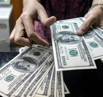 الدولار يرتفع ترقباً لقرارات المركزيين