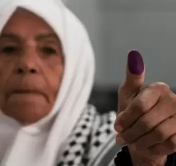 فلسطينية عقب الإدلاء بصوتها في الانتخابات المحلية.webp