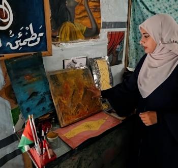 غزة.. معرضٌ بُعث من تحت الأنقاض ليرسم ملامح الحياة في خيمة