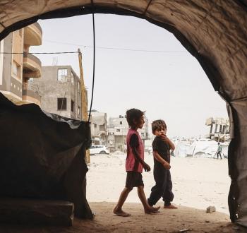 طفلان وسط ملاجئ مؤقتة للنازحين الفلسطينيين في خان يونس.jpg