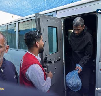 وصول خمسة أسرى فلسطينيين إلى مستشفى شهداء الأقصى في دير البلح وسط قطاع غزة
