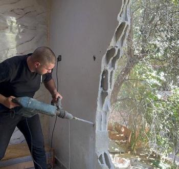 الاحتلال يجبر مقدسيا على هدم منزله ذاتيا في بيت حنينا
