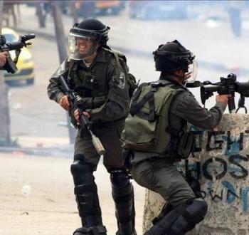 جنود الاحتلال يطلقون النار على شبان فلسطينيين خلال مواجهات بالضفة.jpg