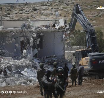 الاحتلال يشرّد عائلة فلسطينية بعد هدم منزلها في قرية الديرات شرق يطا جنوب الخليل بالضفة الغربية.1.jpg