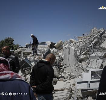 الاحتلال يشرّد عائلة فلسطينية بعد هدم منزلها في قرية الديرات شرق يطا جنوب الخليل بالضفة الغربية.2.jpg