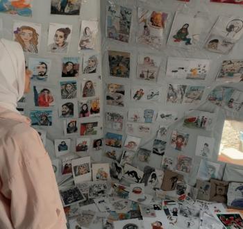 غزة.. رنيم ناصر تحول خيمة نزوحها إلى معرض فني يوثق أهوال الحرب.jpg