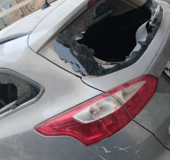 مستوطنون يحطمون زجاج مركبة