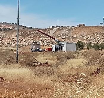 مستوطنون ينصبون بركسات في ترمسعيا