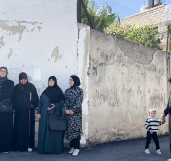 عالقون غزيون يعتصمون أمام الصليب الأحمر بالخليل للمطالبة بعودتهم للقطاع