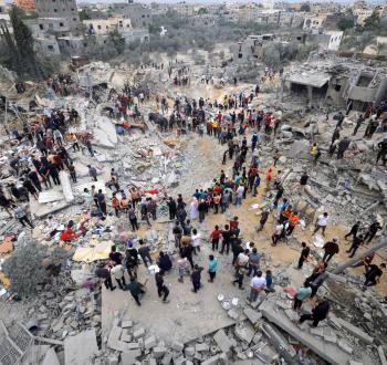 صورة للدمار في قطاع غزة عقب غارة إسرائيلية.jpg