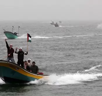 صيادون فلسطينيون قبالة شواطئ غزة.webp