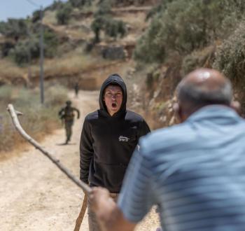 مستوطن يهاجم مسن فلسطيني