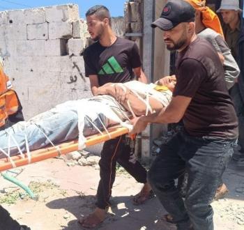 إصابة عامل بانهيار في مخيم المغازي