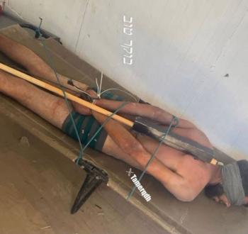 جنود الاحتلال يوثقون بالصور تنكيلهم بأسير من غزة.jpg