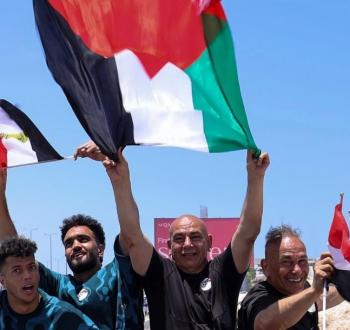 علم فلسطين يتصدر احتفالات استقبال المنتخب المصري