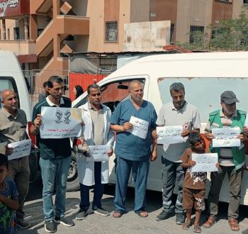 الكوادر الطبية وعائلات الأسرى ينظمون وقفة في مجمع ناصر للمطالبة بالإفراج عن المعتقلين